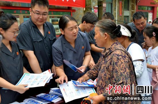  發(fā)放宣傳資料。汶川縣委宣傳部供圖