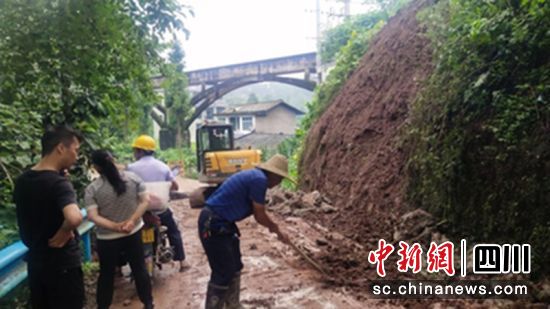 排險現(xiàn)場。名山融媒 供圖
