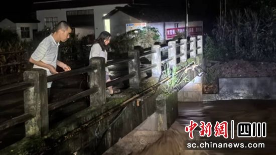 巡查隱患。名山融媒 供圖