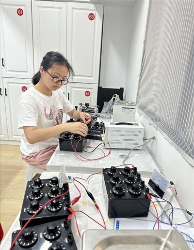 孫镕希做物理實(shí)驗(yàn) 孫镕希做物理實(shí)驗(yàn)