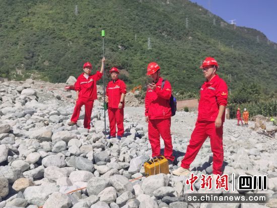  　　現(xiàn)場技術人員在液化氣罐被掩埋處進行了物探外業(yè)作業(yè)。四川省自然資源集團供圖
