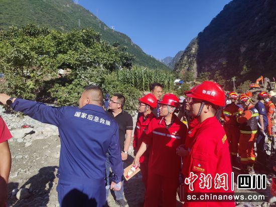  　　技術人員在與現(xiàn)場救援人員溝通搶險相關情況。四川省自然資源集團供圖