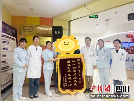 　　家屬送錦旗表達(dá)謝意。潘曉蘭 攝