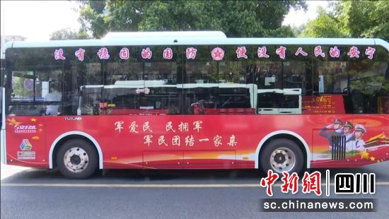 　　仁壽縣城的雙擁公交車(chē)。潘建勇 攝