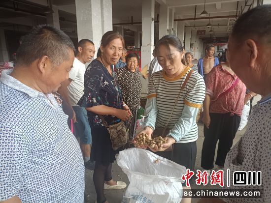 黎雅鎮(zhèn)夜市。 陳仁康 攝 黎雅鎮(zhèn)夜市。 陳仁康 攝