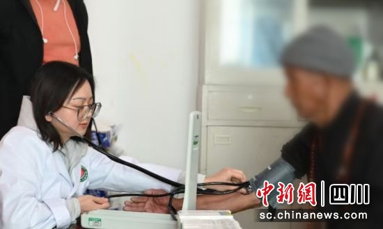 　正在給老人免費進行檢查。成都市第三人民醫(yī)院 供圖