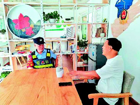 何光鴻利用在陽光花城警民驛站休息的時(shí)間與執(zhí)勤民警交流 何光鴻利用在陽光花城警民驛站休息的時(shí)間與執(zhí)勤民警交流