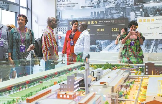 ▲新聞工作者參觀(guān)成都傳媒集團(tuán)東郊記憶 ▲新聞工作者參觀(guān)成都傳媒集團(tuán)東郊記憶