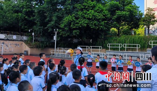 宣傳活動(dòng)現(xiàn)場(chǎng)。沿灘交警 供圖 宣傳活動(dòng)現(xiàn)場(chǎng)。沿灘交警 供圖