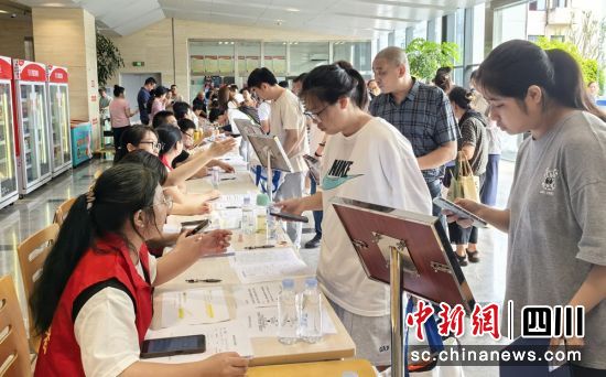 新生報到現(xiàn)場。成都軌道集團(tuán)供圖