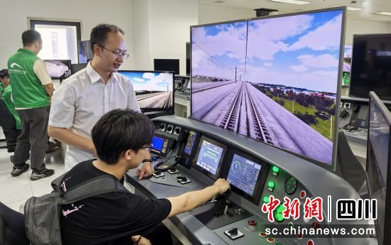 學(xué)生體驗(yàn)列車駕駛。成都軌道交通集團(tuán)供圖