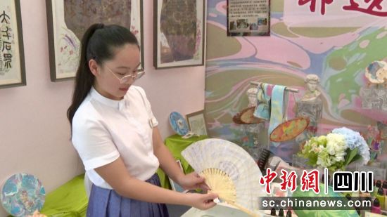 白芯語展示自己的濕拓畫成品。劉倩 攝