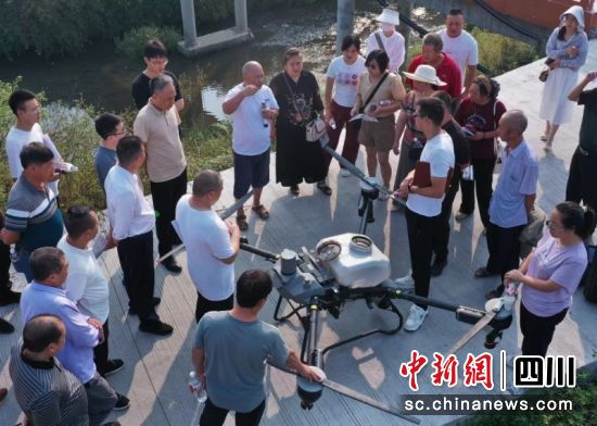 現(xiàn)場(chǎng)進(jìn)行指導(dǎo)。伍歐 攝