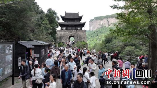10月2日，劍門關(guān)景區(qū)游人如織。中共劍閣縣委宣傳部 供圖