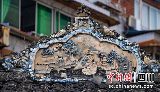  頂部的灰塑。葉衛(wèi)東 攝