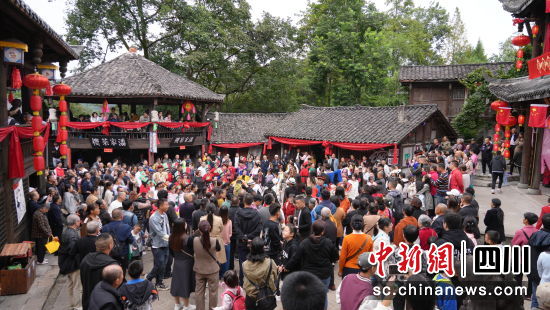 游客在北川游玩。 北川縣委宣傳部供圖