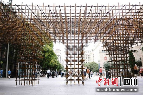 洪雅竹鋼曇觀亮相西班牙巴塞羅那街頭。(資料圖)洪雅融媒供圖