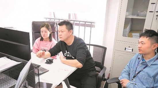 專案組民警正在研究案情 專案組民警正在研究案情