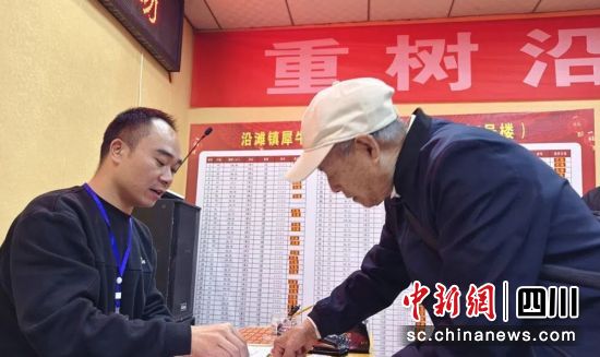 分房現(xiàn)場(chǎng)。沿灘融媒 供圖