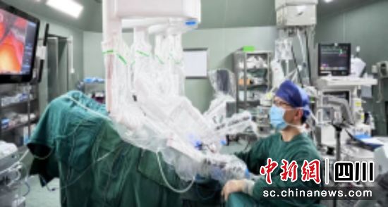 醫(yī)生正在給老人治療。 喬超 攝 醫(yī)生正在給老人治療。 喬超 攝