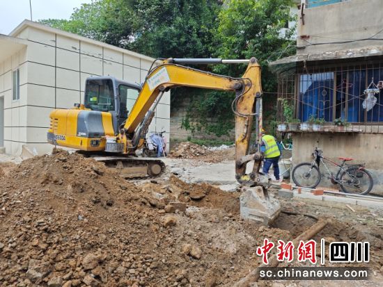 正在加緊施工。鄭佳雪 攝 正在加緊施工。鄭佳雪 攝