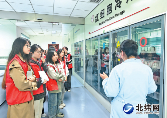 大學(xué)生志愿者參觀無(wú)償獻(xiàn)血科普館 大學(xué)生志愿者參觀無(wú)償獻(xiàn)血科普館