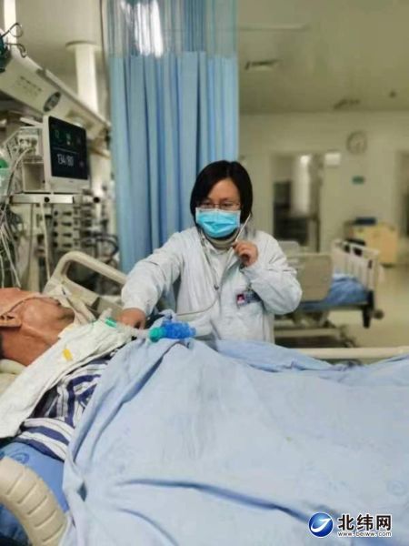 楊敏為病人檢查身體 楊敏為病人檢查身體