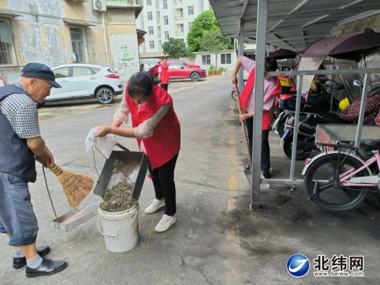 志愿者清掃小區(qū)垃圾 志愿者清掃小區(qū)垃圾