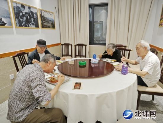 老人們相約一起用餐 老人們相約一起用餐