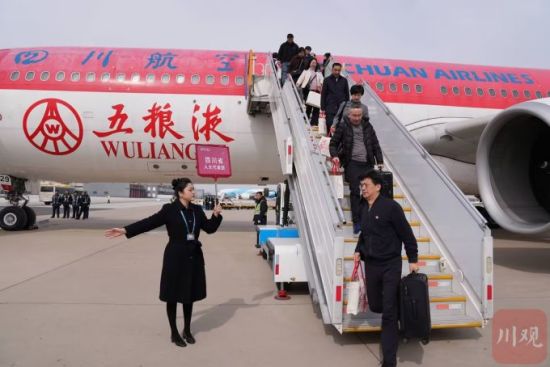 出席十四屆全國(guó)人大三次會(huì)議的四川代表團(tuán)抵京 出席十四屆全國(guó)人大三次會(huì)議的四川代表團(tuán)抵京