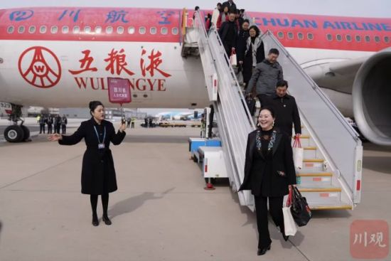 出席十四屆全國(guó)人大三次會(huì)議的四川代表團(tuán)抵京 出席十四屆全國(guó)人大三次會(huì)議的四川代表團(tuán)抵京