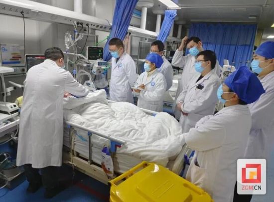 自貢醫(yī)療幫扶隊隊員熊顯建正在查房 自貢醫(yī)療幫扶隊隊員熊顯建正在查房