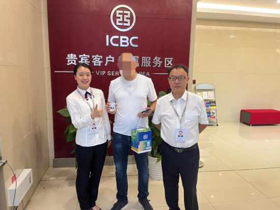 圖:工商銀行工作人員為外籍人士發(fā)放“卡碼通” 圖:工商銀行工作人員為外籍人士發(fā)放“卡碼通”