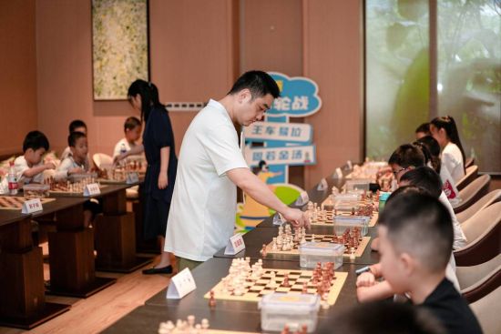 參加棋王賽的棋手們和小棋迷進(jìn)行車輪戰(zhàn)互動(dòng) 參加棋王賽的棋手們和小棋迷進(jìn)行車輪戰(zhàn)互動(dòng)
