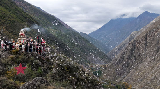 ��������ɽ��e�м���������ӡ� �����A/�z 