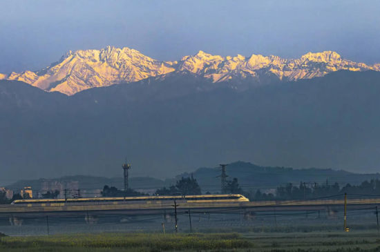 ��ѩɽ�µĹ��@���С��ѳɞ�ɶ���������Ƭ����־�� �z