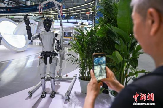 2025��6��11�գ��ڶ��á�һ��һ·���Ƽ��������(hu��)���Ĵ��ɶ��_(k��i)Ļ��������(hu��)��Ҫ�M�ɲ��ֵ� ��һ��һ·�� �Ƽ���(chu��ng)�³ɹ�չ����(l��i)���م��^�ߴ���������ӛ�� ���ҿ� �z